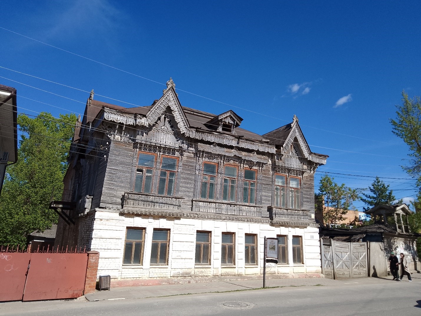 Памятник архитектуры «Дом с кружевами» начали возрождать молодые  реставраторы - Новости ЕРЗ.РФ