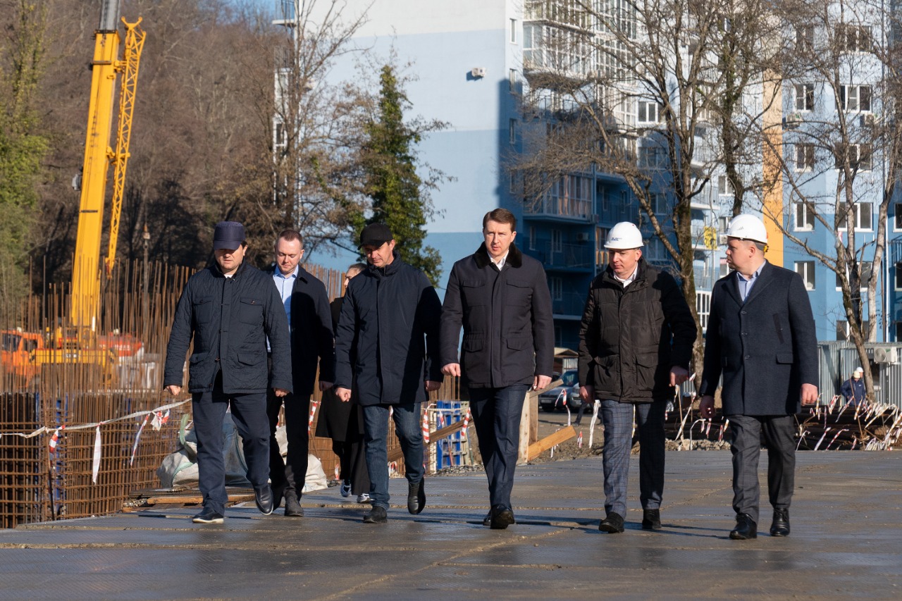 Глава города Сочи посетил строительную площадку школы в селе Раздольном -  Новости ЕРЗ.РФ